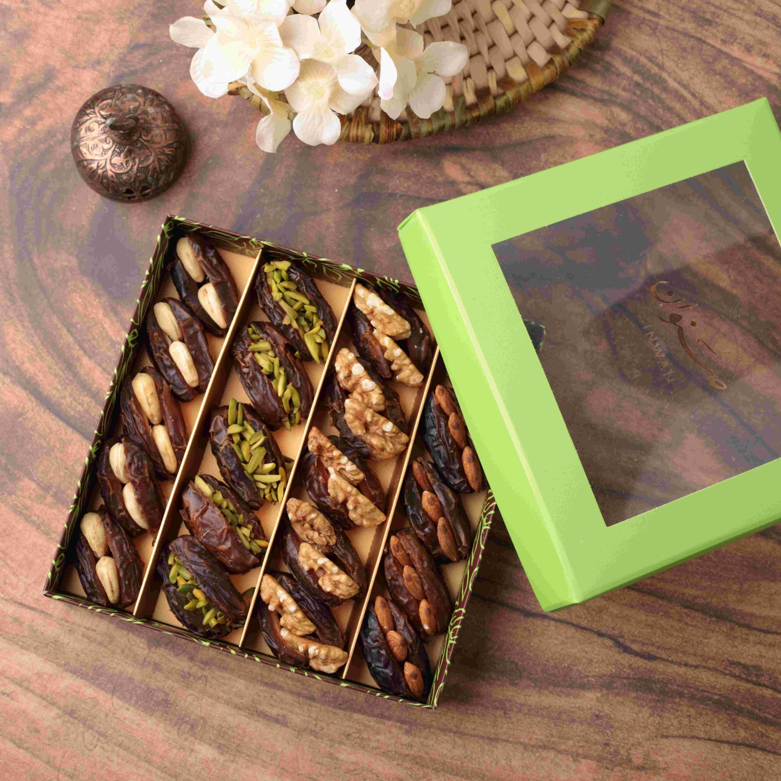 Casual Gift Box (20 pcs) of premium stuffed dates.